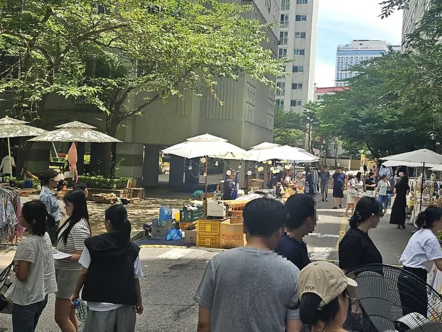 입주민이 여는 플리마켓 매대
